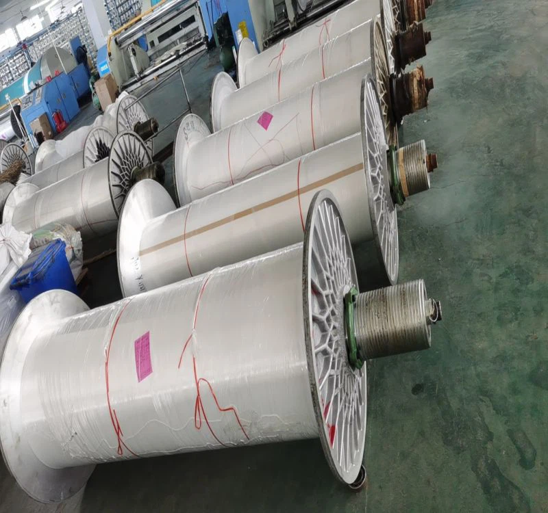 Glava za zvijanje vodnega curka iz najlonske obarvane preje